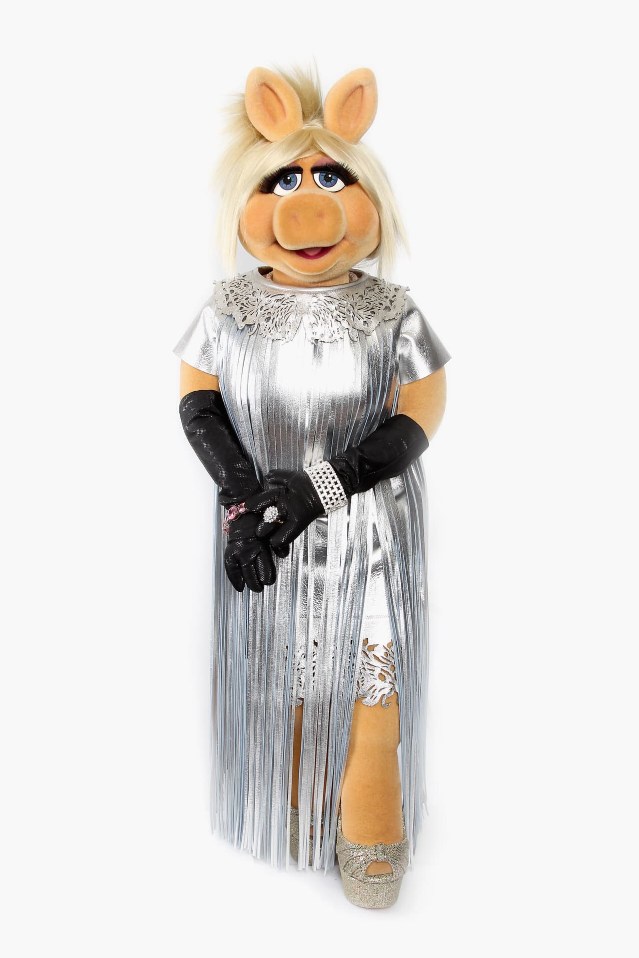 En la entrevista, el diseñador admitió que generalmente no trabaja vestidos para alfombras rojas, aunque ha hecho excepciones como cuando vistió a
<b><a href="https://www.univision.com/noticias/miss-piggy-y-la-rana-rene-se-separan" target="_blank">Miss Peggy</a></b> para el estreno de
<b><a href="https://www.univision.com/entretenimiento/cine/los-muppets-invaden-los-cines" target="_blank">'The Muppets'</a></b> en el año 2012.
<br>