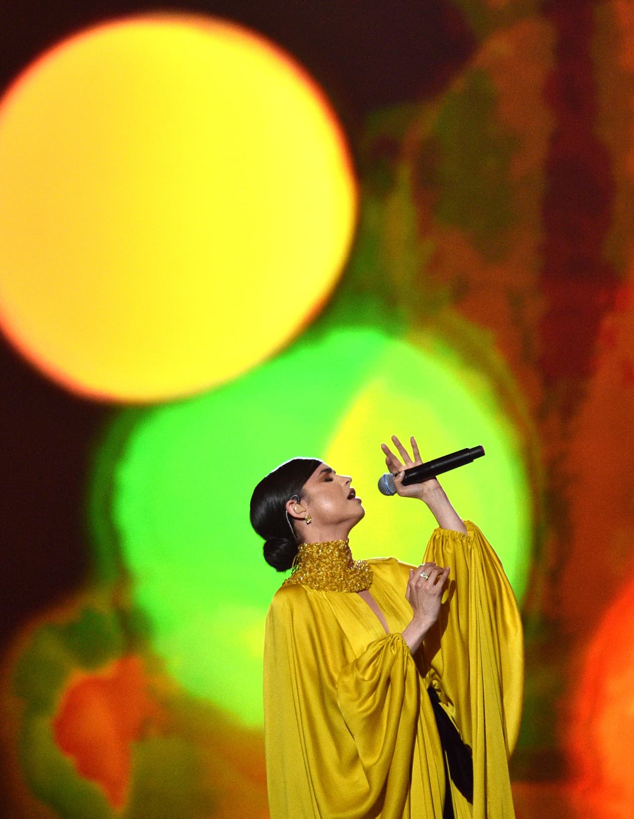 El acto, que comenzó con una cena, estuvo marcado por las presentaciones musicales de artistas de renombre, que pusieron su voz a los temas del homenajeado. La primera en hacerlo fue Sofía Carson, quien cantó 'Yerbatero'.