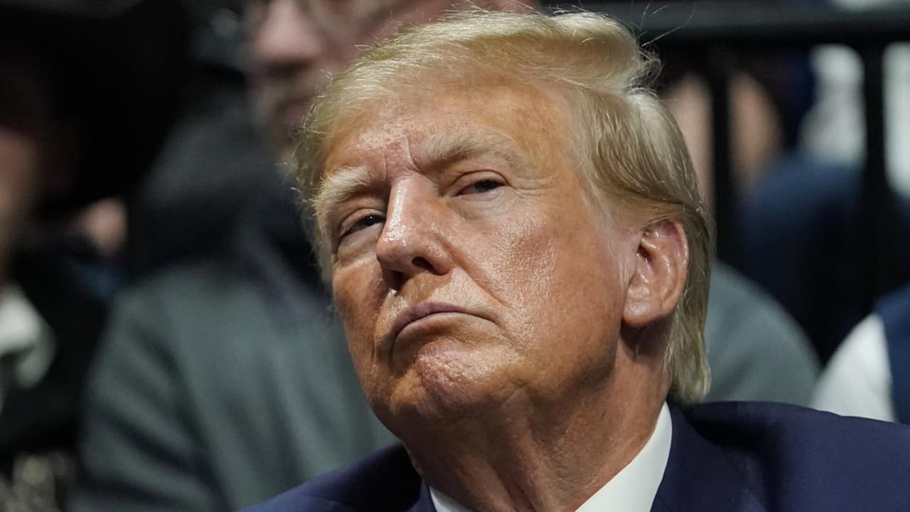 VIDEO: Las autoridades se preparan para posibles manifestaciones en el Bajo Manhattan luego de que el expresidente Trump promoviera protestar ante posibles cargos criminales en su contra por el pago de $130,000 que hizo de forma indirecta a la actriz de películas pornográfica Stormy Daniels, en medio de la campaña de 2016.