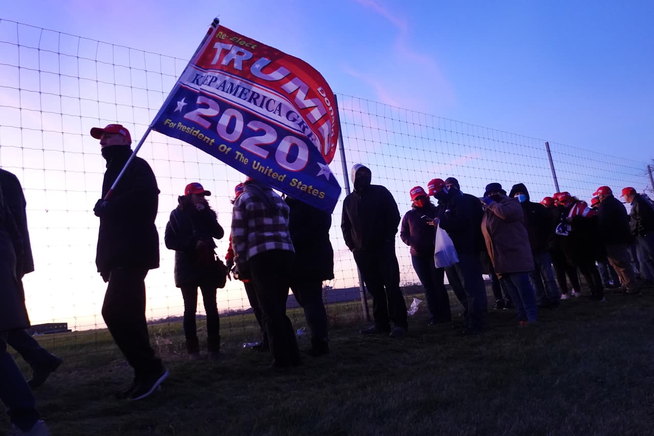 Partidarios del presidente Donald Trump
<b>llegan para el cuarto y penúltimo mitin del día previo a la jornada electoral en Kenosha, Wisconsin.</b> Trump, que ganó el estado con menos del 1% de los votos en 2016, actualmente está detrás del exvicepresidente y candidato presidencial demócrata Joe Biden, según encuestas recientes.