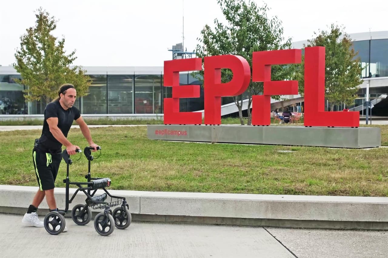 Tres parapléjicos vuelven a caminar un día después de recibir un implante electrónico en la espalda