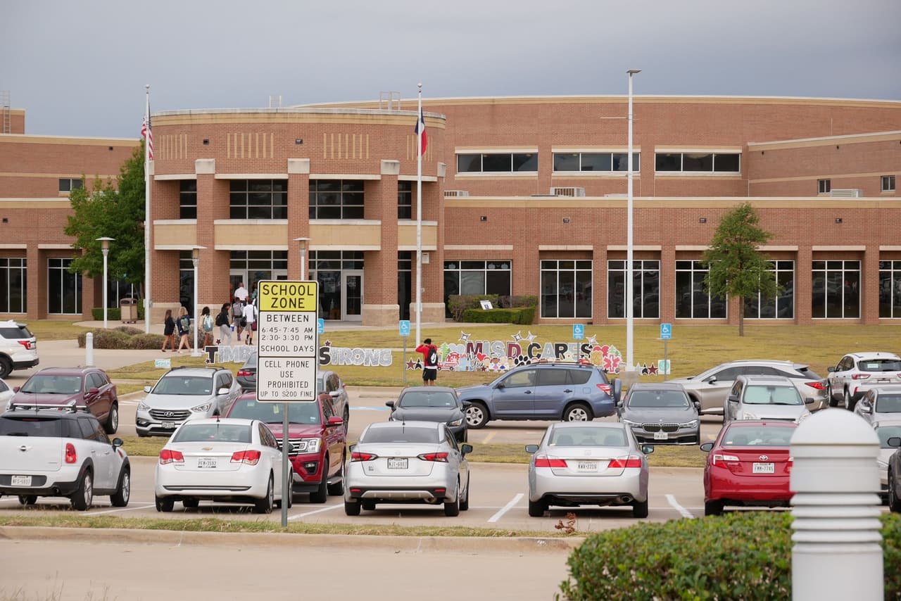 Desde tempranas horas las autoridades estaban patrullando el estacionamiento esperando a que los estudiantes llegaran.
<br>