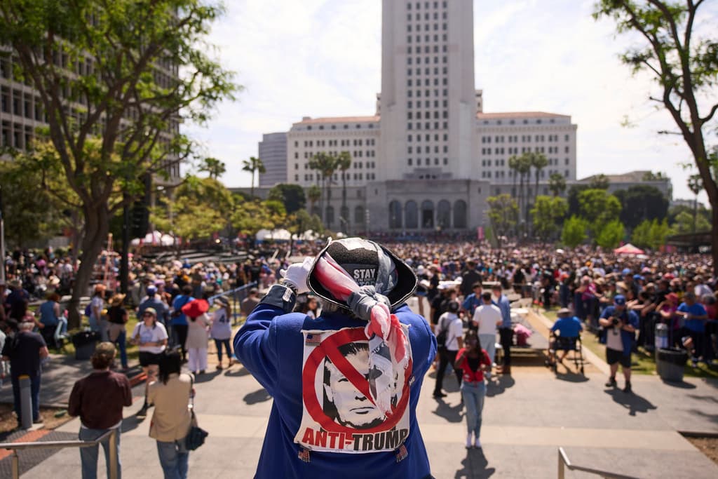 Anna Bahr, directora de comunicaciones del evento, indicó que 
<b>aproximadamente 36,000 personas se congregaron en Los Ángeles</b> para protestar contra diversas políticas del gobierno de Donald Trump, que afectan a inmigrantes y residentes por igual. Condenaron 
<b><a href="https://www.univision.com/noticias/inmigracion/kilmar-abrego-garcia-esta-vivo-y-seguro-cecot-salvador-departamento-de-estado-de-eeuu" target="_blank">las deportaciones</a></b>, recortes de fondos federales, la imposición de 
<b>aranceles</b>, los cambios en los Departamentos de Educación y Salud y los 
<b>despidos en el gobierno federal,</b> entre otras medidas.