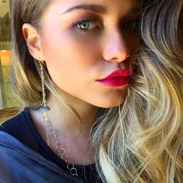 La cantante mexicana acaba de estrenar finalmente su primer material, 'Louder!'.