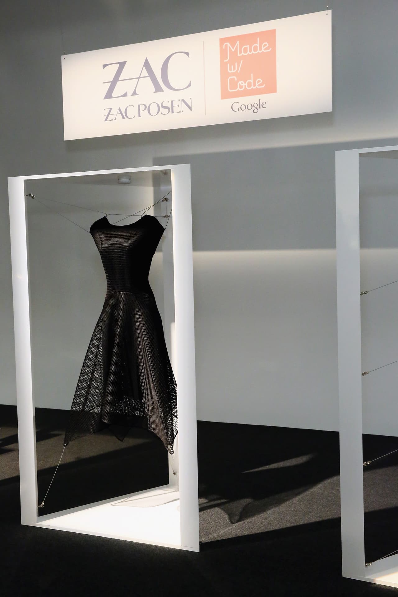 Sin duda, el dieño de modas está cada vez más cercano a la gente.