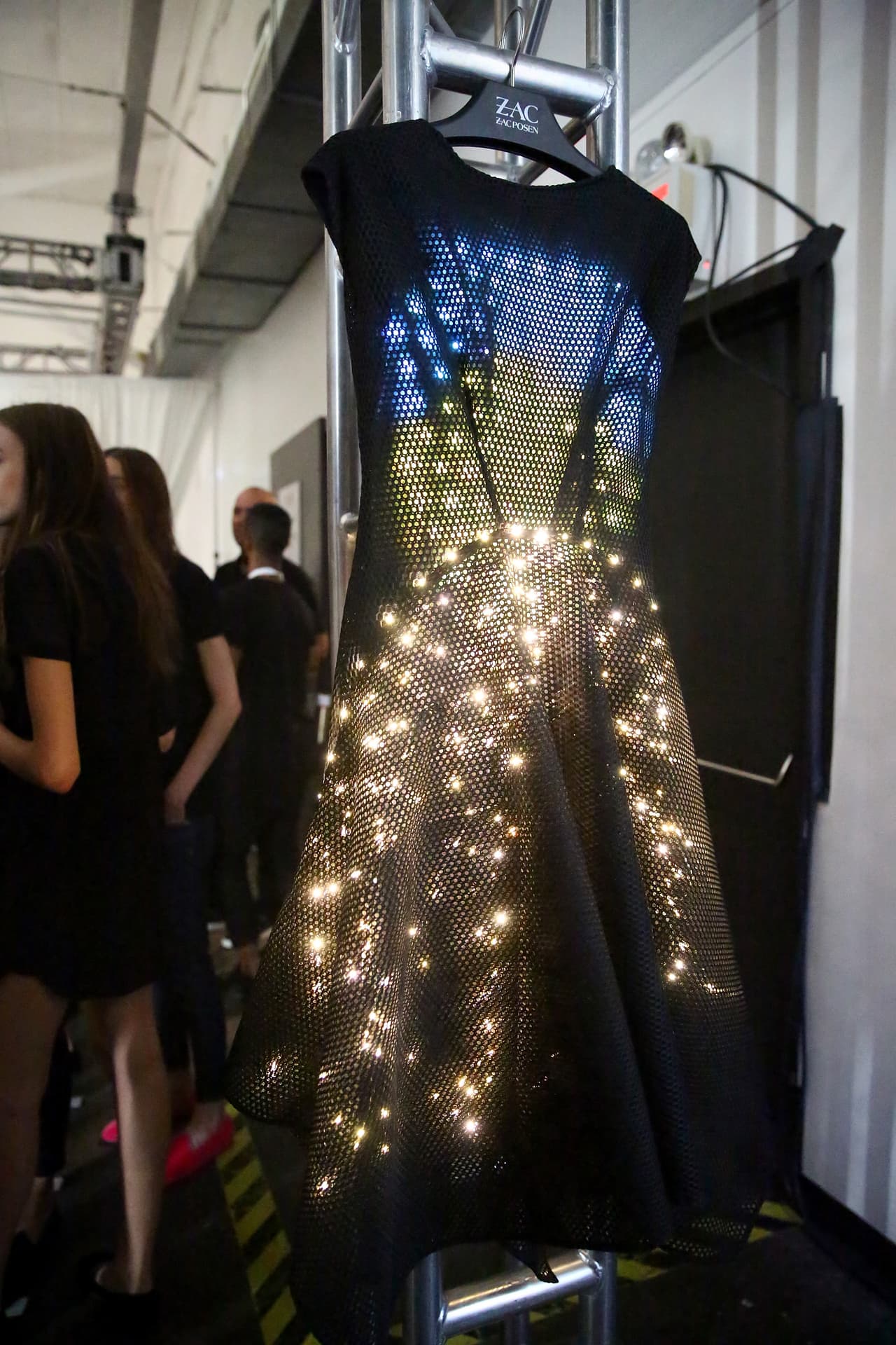 El diseñador Zac Posen lanzó un vestido de LED junto con Google 'Made With Code'.