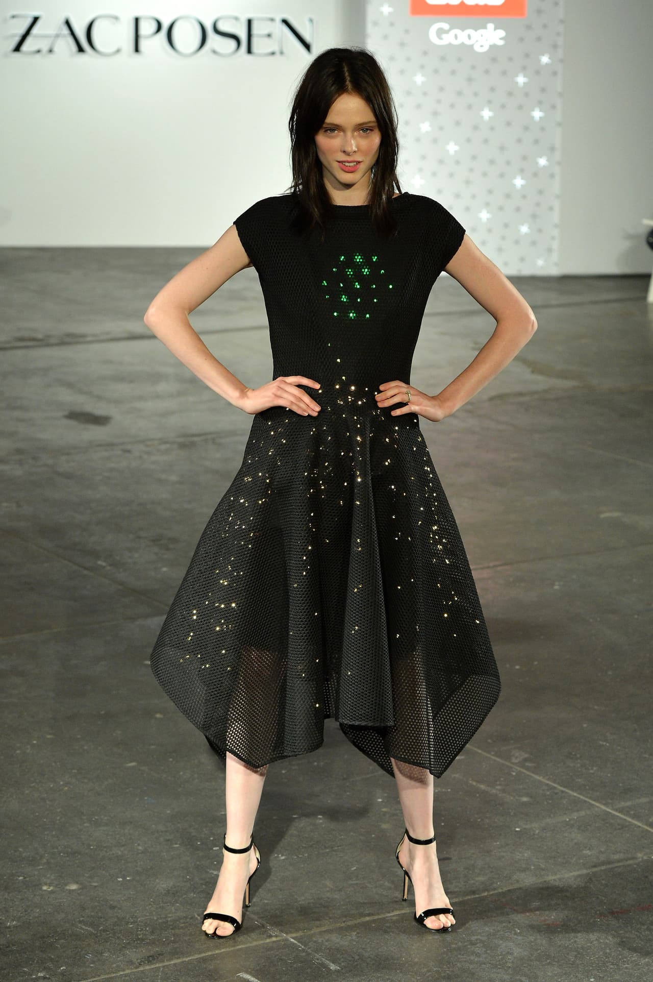 La modelo Coco Rocha fue la encargada de portar el 'LED dress'.