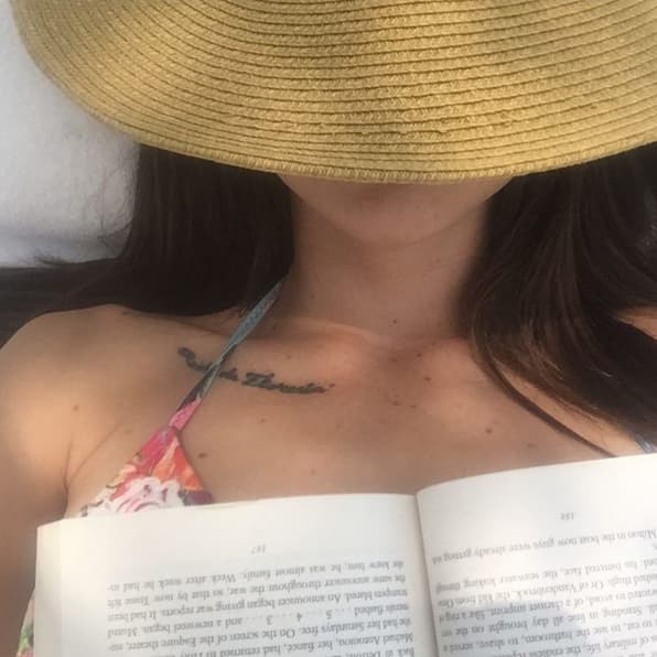 En una de las instantáneas 
<b><a href="http://www.univision.com/temas/camila-sodi">Camila</a></b> mostró su tatuaje que dice la frase 'Rainha da Floresta', que significa 'La reina de la selva'.