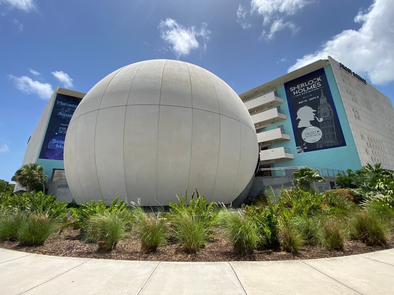 El planetario tiene capacidad para 250 personas y es considerado uno de los más avanzados de su tipo en Estados Unidos.