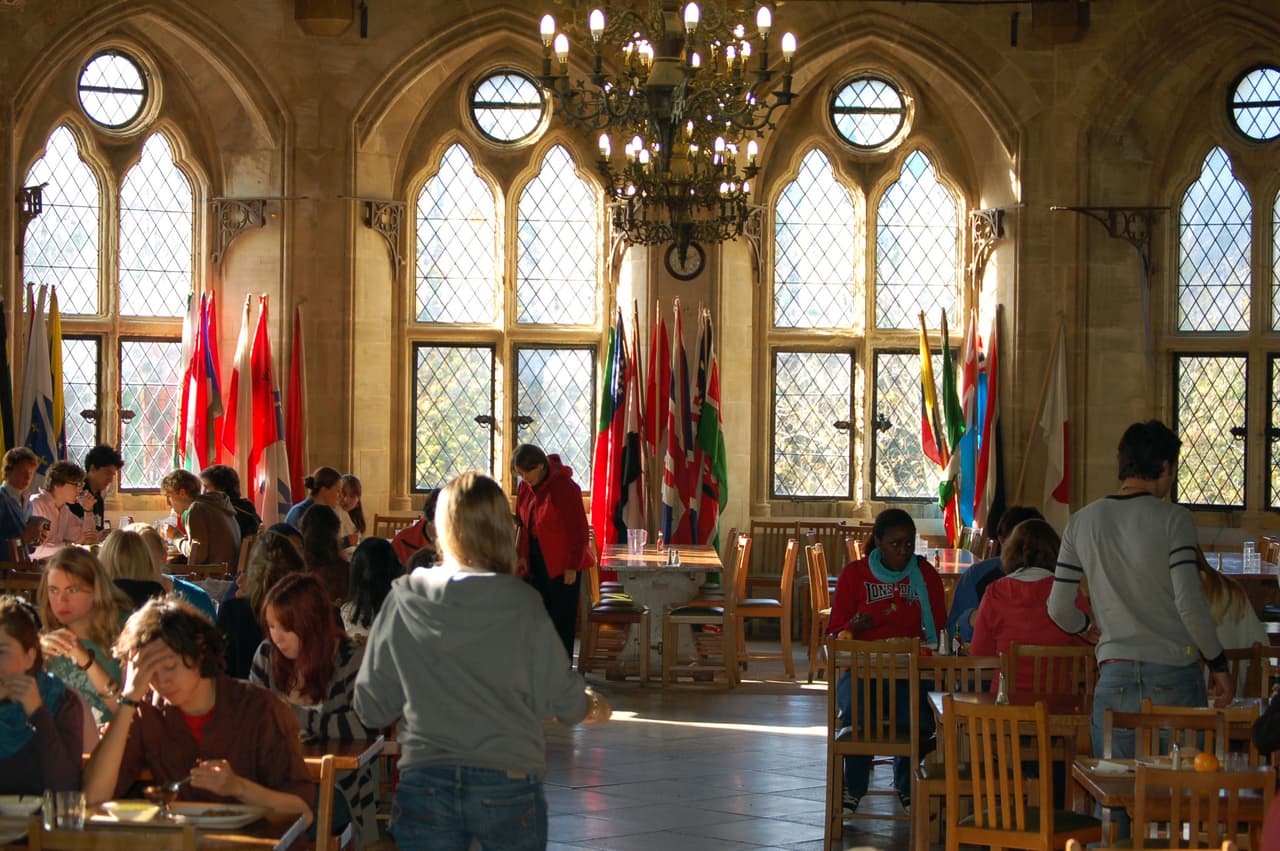 En este colegio también estudiaron la princesa Elisabeth de Bélgica, la princesa Raiyah Bint Al Hussein, hija del rey Hussein, la reina Noor de Jordania y el rey Guillermo de Holanda.
