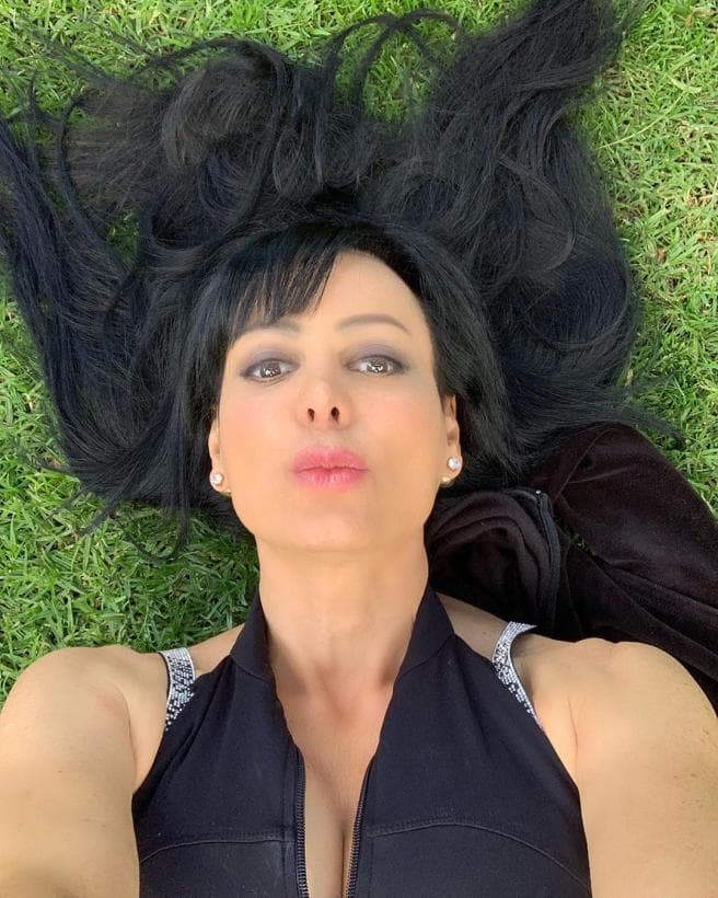 Por lo contrario, dice que le cuesta trabajo ver crecer las canas en su melena larga y totalmente oscura. “Me deprimo si yo me veo una cana, ya de por sí que tengo”, señaló.