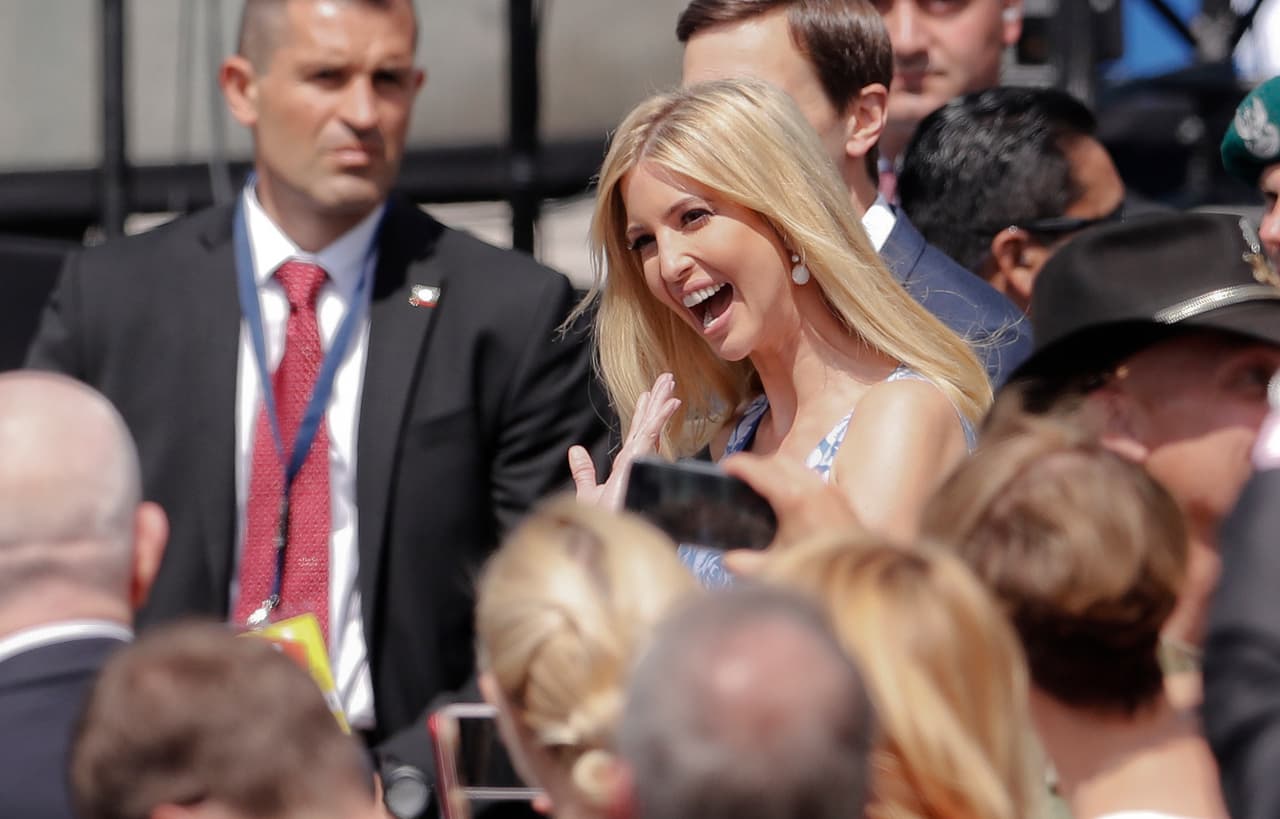 Ivanka Trump saluda a algunos asistentes al evento en el que participó el presidente de los EEUU en la plaza Krasinski de Varsovia, Polonia.