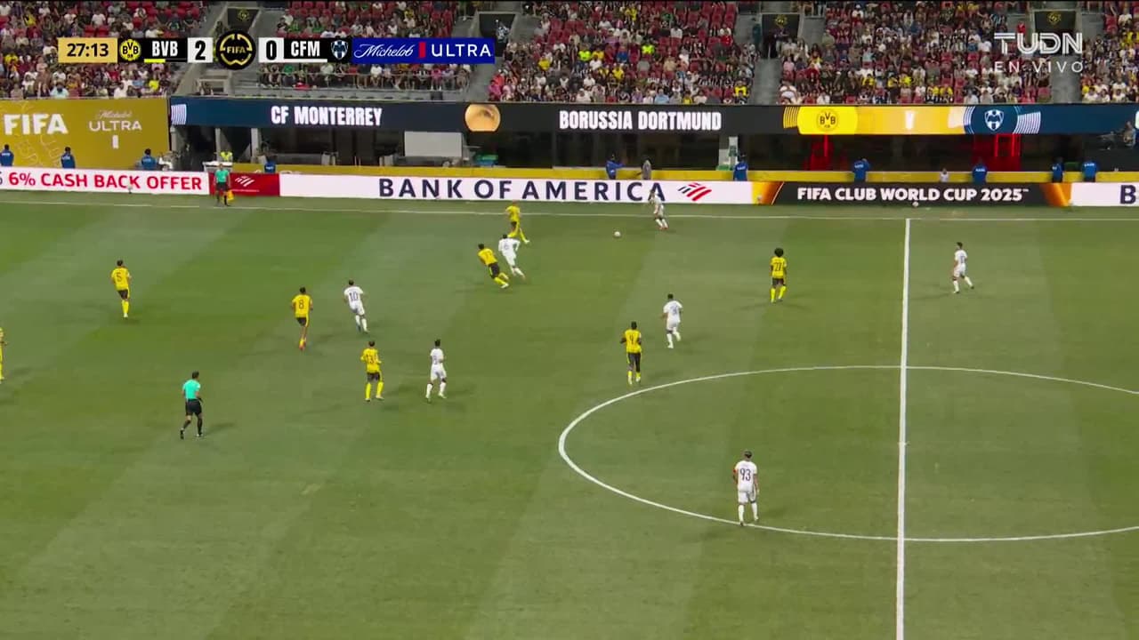 ¡Qué jugador Deossa! Genera la falta y otra vez un disparo que por poco termina en gol!