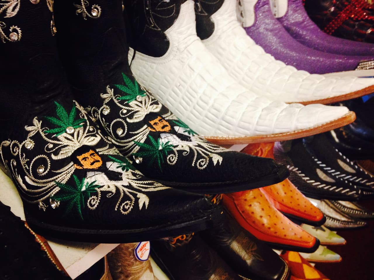 Botas alusivas a Jesús Malverde de venta en Poughkeepsie, al norte del estado.