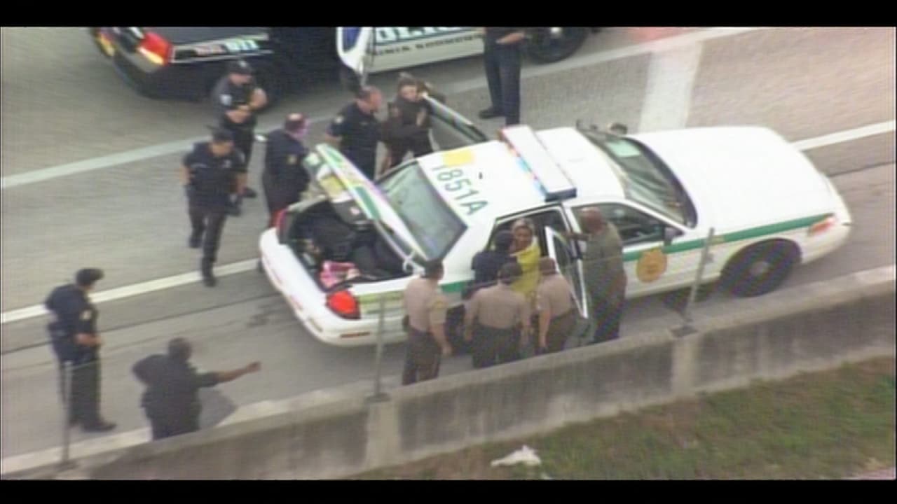 Una mujer que había sido arrestada por desorden público pateó la ventanilla de una patrulla cuando era llevada a la correccional.