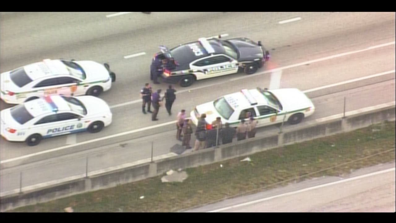 Una mujer que había sido arrestada por desorden público pateó la ventanilla de una patrulla cuando era llevada a la correccional.