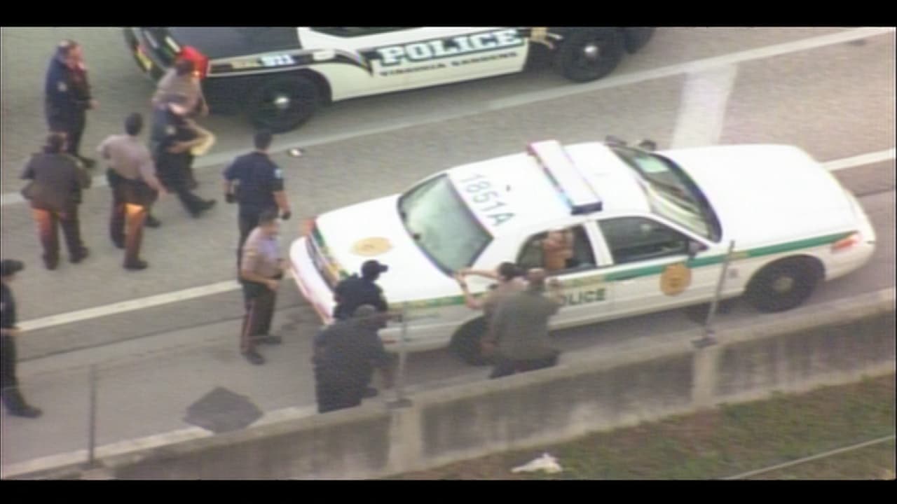 Una mujer que había sido arrestada por desorden público pateó la ventanilla de una patrulla cuando era llevada a la correccional.