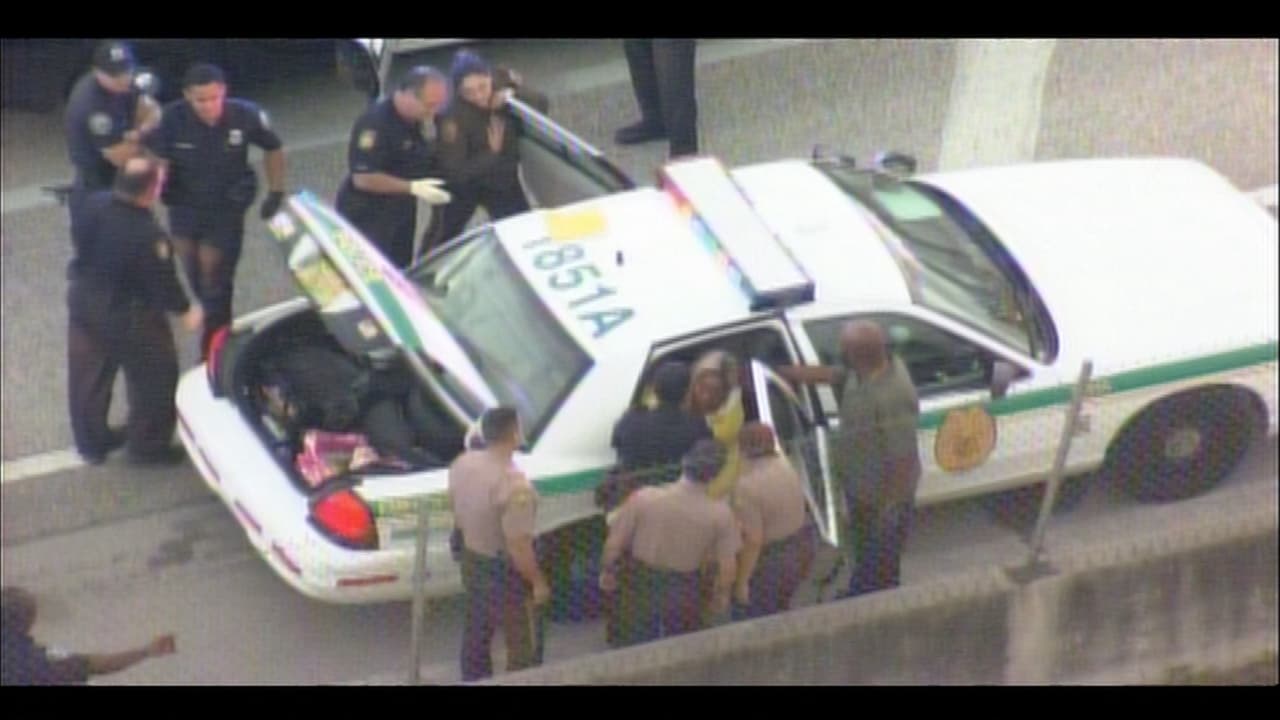 Una mujer que había sido arrestada por desorden público pateó la ventanilla de una patrulla cuando era llevada a la correccional.