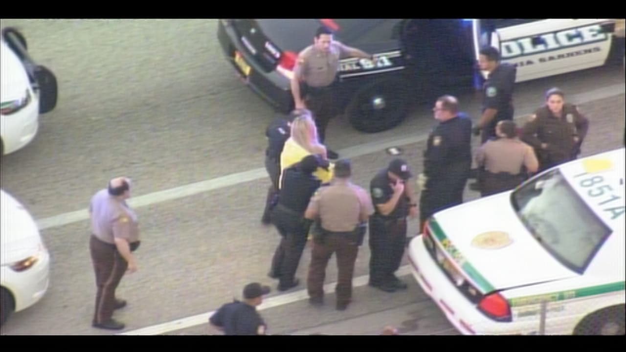 Una mujer que había sido arrestada por desorden público pateó la ventanilla de una patrulla cuando era llevada a la correccional.