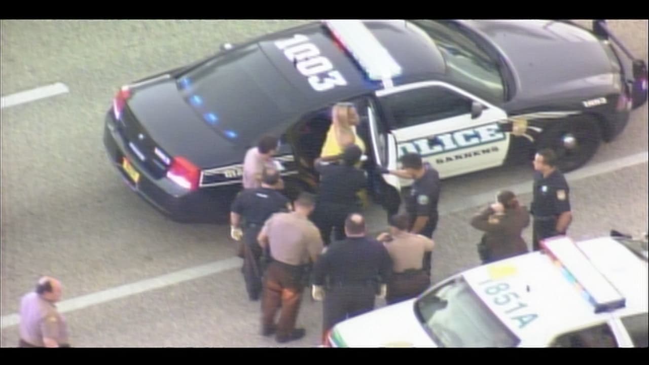 Una mujer que había sido arrestada por desorden público pateó la ventanilla de una patrulla cuando era llevada a la correccional.