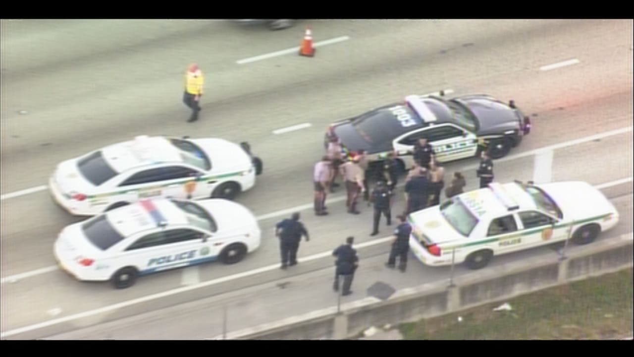 Una mujer que había sido arrestada por desorden público pateó la ventanilla de una patrulla cuando era llevada a la correccional.