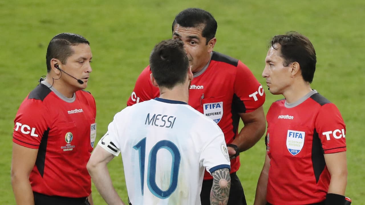 Árbitro del Brasil vs Argentina se defiende sobre las declaraciones de Messi