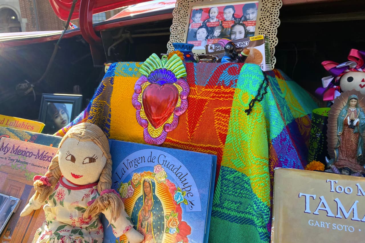 El Día de los Muertos se celebra el 1 y 2 de noviembre en México y en él, se colocan vistosas ofrendas llenas de color con fotografías de los fallecidos, sus objetos y comida favorita para darles la bienvenida a su regreso del más allá.