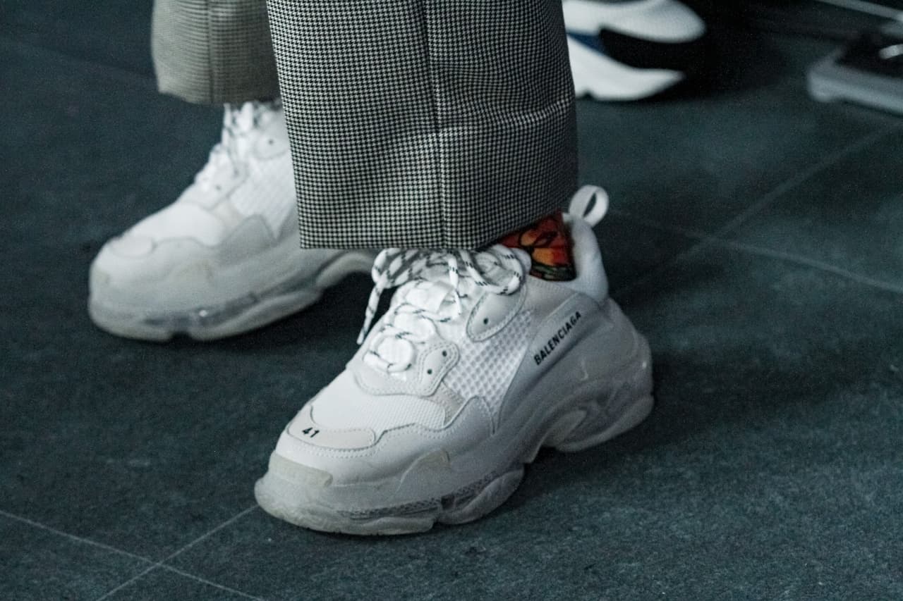 Destacaron sus tenis blancos.