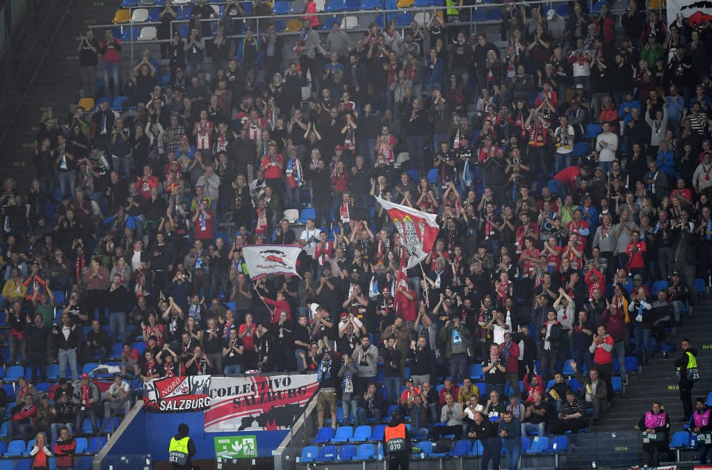La afición del Salzburg se hizo sentir en el San Paolo para apoyar a su equipo.