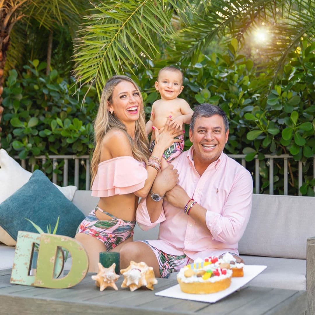 El presentador venezolano 
<b>Daniel Sarcos</b> posó muy a la moda junto a su esposa Alessandra Villegas y 
<b>su bebé Daniel</b> con prendas rosadas y con flores.