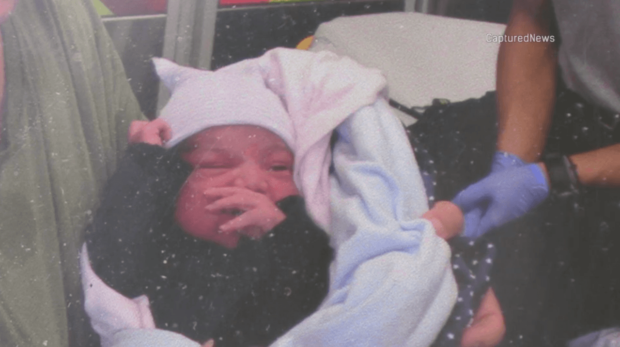 Cuestionan a una persona en conexión con el abandono de un bebé en un lote baldío de Chicago