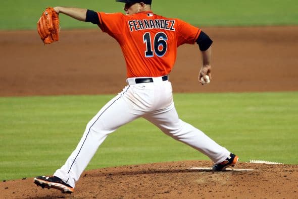 El pitcher de los Miami Marlins, José Fernández, se robó el show durante el esperado juego contra los muy calientes Los Angeles Dodgers, al dejar al jardinero Yasiel Puig 0-3 con un ponche y venciendo a los indomables Dodgers 6-2. Puig tuvo un fin de semana alegre, compartiendo con Lebron James y se paseó por el estadio de los Marlins ante 27,127 fanáticos, el tercer número mayor de asistentes en la temporada, pero terminó 0-5 con dos ponches. Fernández y Puig, ambos cubanos desertores, ambos novatos, en equipos distintos, podrían estar disputando el título del Novato del Año de las Grandes Ligas. Entra y Vota aquí por el mejor de los dos.