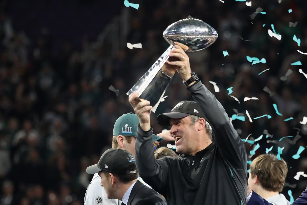 Doug Pederson levanta el trofeo Vince Lombardi. Gran trabajo del coach de Philadelphia que en 2 años contruyó un equipo campeón.