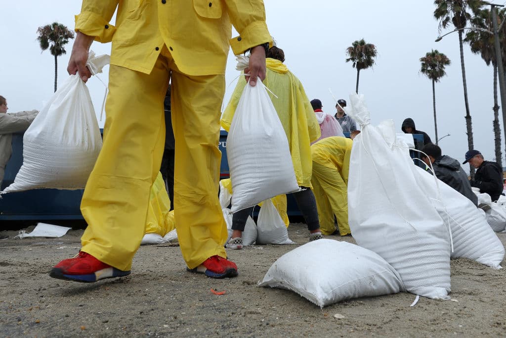 Desde 
<b><a href="https://www.univision.com/local/los-angeles-kmex/donde-buscar-ayuda-long-beach-huracan-hilary" target="_blank">el pasado viernes, la ciudad de Long Beach</a></b> estuvo pidiéndole a las personas que tomaran precauciones y buscaran bolsas de arena.