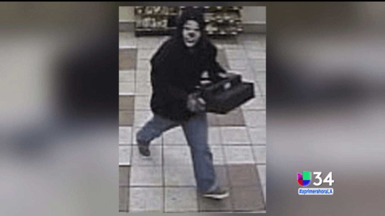 Buscan al ladrón que robó en San Bernardino con una máscara de payaso
