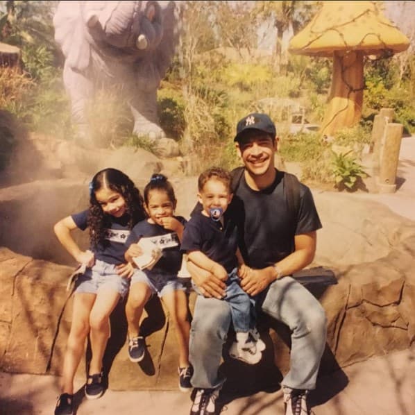 ¡Puro amor! Del baúl de los recuerdos, Johnny nos roba el corazón con esta linda imagen en compañía de tus hijos.