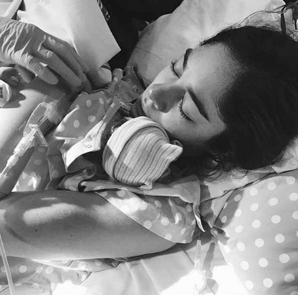 Johnny Lozada compartió esta bella imagen de su hija con su bebita entre sus brazos.