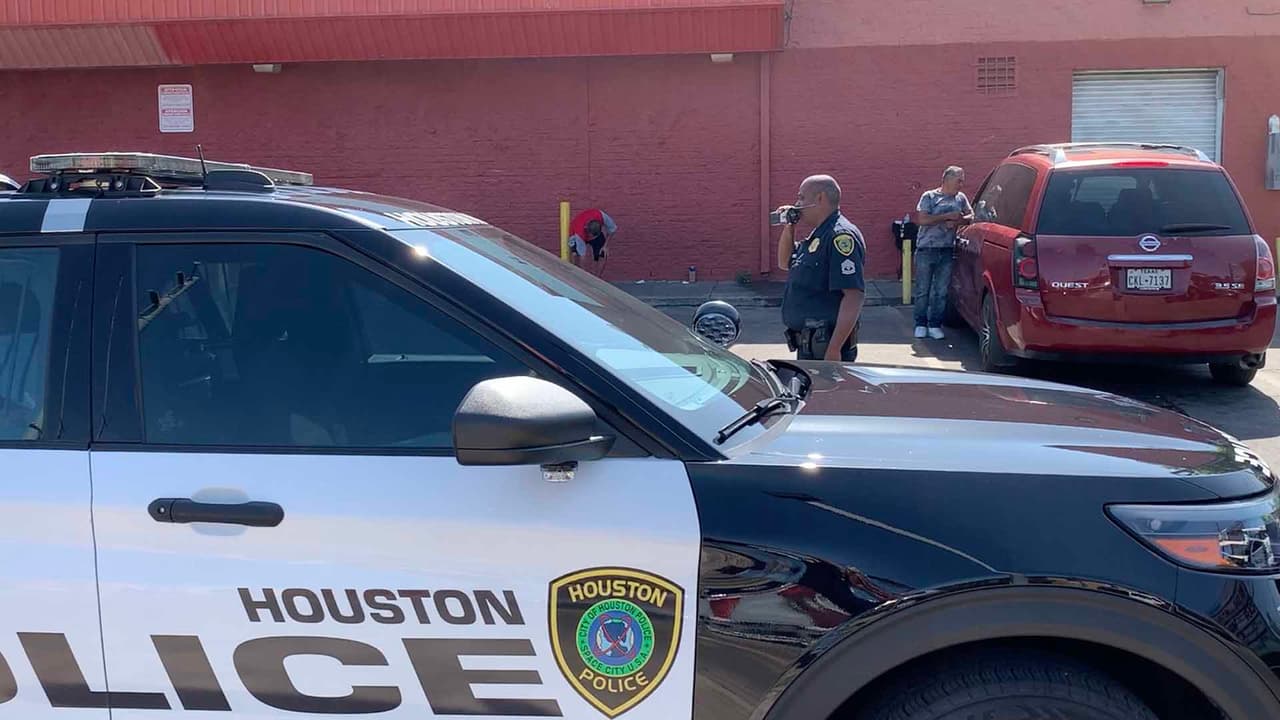 Univision 45 visitó el área de Gulfton, en el suroeste de Houston, donde usualmente hay personas que acostumbran a reunirse afuera de las tiendas de conveniencia para tomar bebidas alcohólicas.