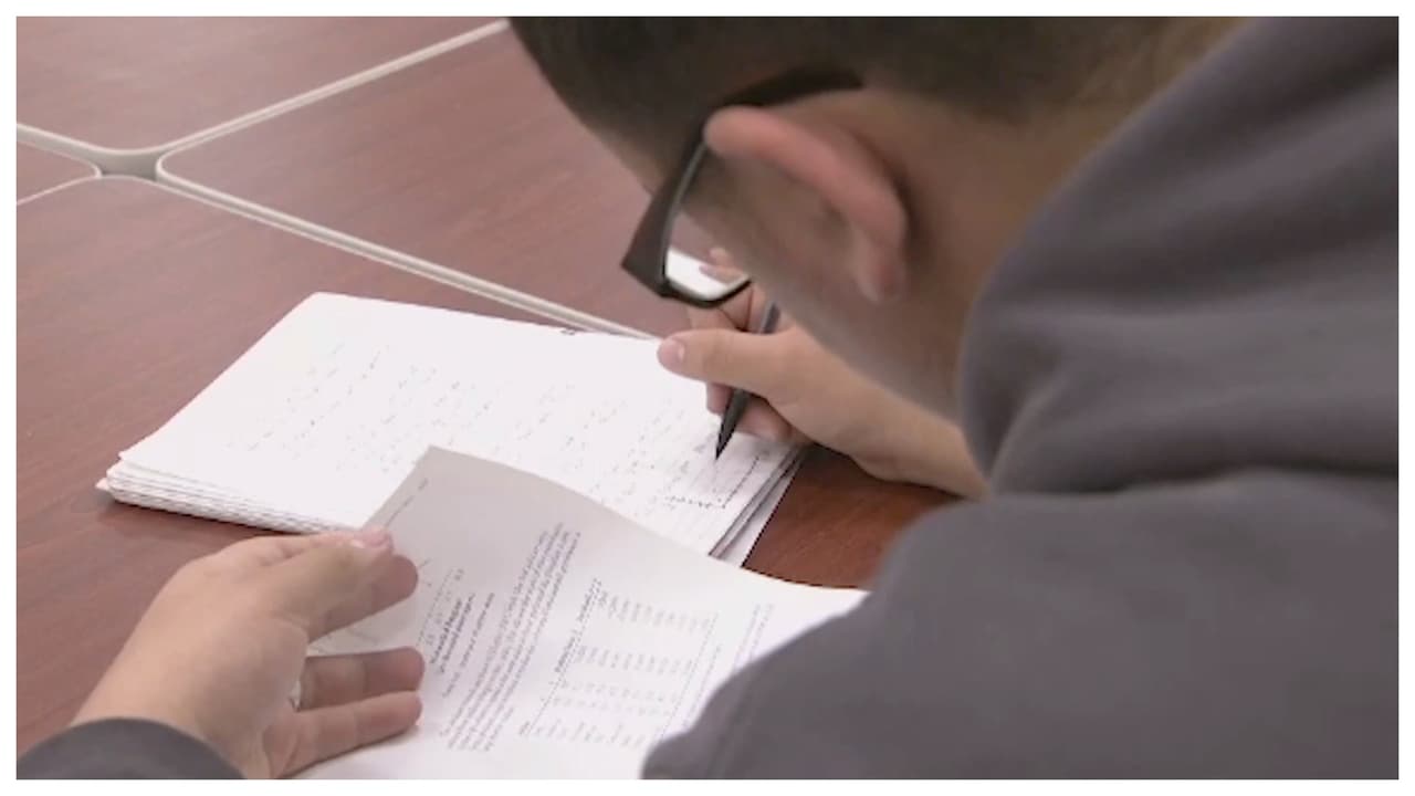 Cerca de 2 millones 400 mil personas en Nueva York tienen préstamos estudiantiles y a partir de octubre van a tener que volver a pagarlos, pero una organización ofrece ayuda a quienes no tengan posibilidad de hacerlo. Aquí los detalles.