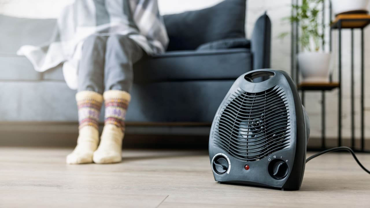 <h3 class="cms-H3-H3">1. Calefactores: la regla de los tres pies</h3> Cada año,
<b>cientos de incendios comienzan porque un calefactor toca una cortina o una manta.</b>
<br>El Departamento de Seguros de Texas recomienda
<b>mantener tres pies (un metro) de distancia entre cualquier fuente de calor y materiales combustibles</b>.
<br>Usa los aparatos solo conectados directamente al tomacorriente, nunca con extensiones, y apágalos antes de dormir o salir de casa.
<br>Los modelos con apagado automático por sobrecalentamiento o caída son los más seguros.