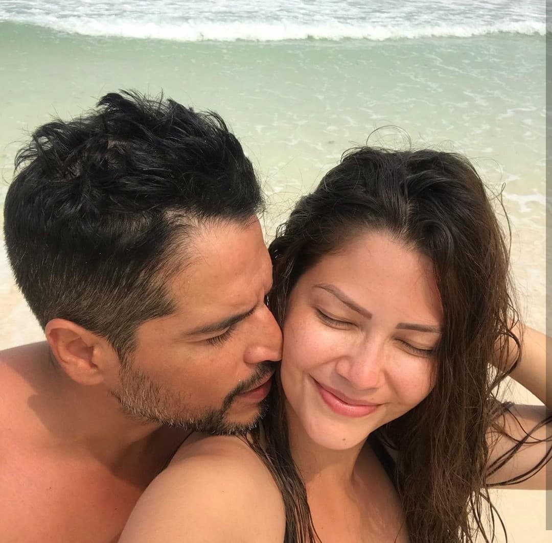 Ana Patricia y su esposo, Luis Carlos Martínez, aparecieron en las redes sociales demostrándose amor en la playa. Recordamos que recientemente estuvieron en Tulum, México, donde pasaron unas felices vacaciones familiares, pero también fueron unos días para reencontrarse como pareja.
<br>