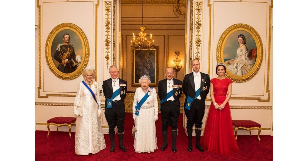 Camilla, príncipe Carlos, príncipe William, Kate Middleton y reina Isabel
