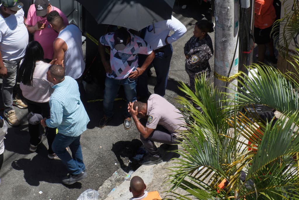 Hay cientos de personas buscando saber qué pasó con sus familiares y no encuentran respuestas. Le pasa al 
<b><a href="https://www.univision.com/shows/noticiero-univision/pedro-martinez-llega-al-salon-de-la-fama-en-nueva-york-video" target="_blank">exlanzador Pedro Martínez, miembro del Salón de la Fama del Béisbol de Grandes Ligas</a></b>, quien confesó en un video en sus redes sociales que
<b> tiene "familia que todavía no ha aparecido</b> y la esperanza es lo único que podemos mantener ahora".