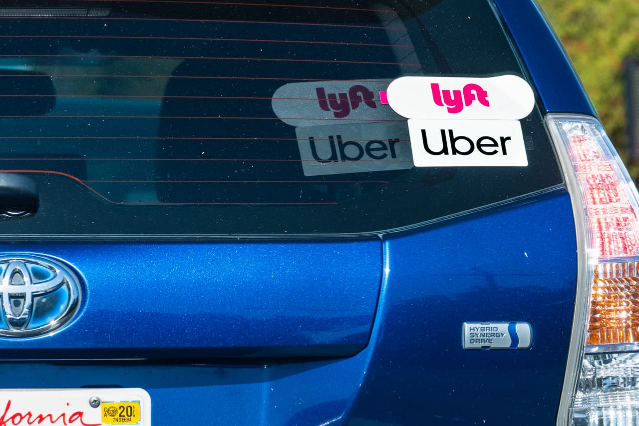 Para los servicios de transporte compartidos, las compañías también han anunciado sus guías. Uber anunció en un comunicado que no requiere el uso de tapabocas para pasajeros y conductores. Mientras tanto, Lyft, aún no ha dado a conocer cuál será su guía.