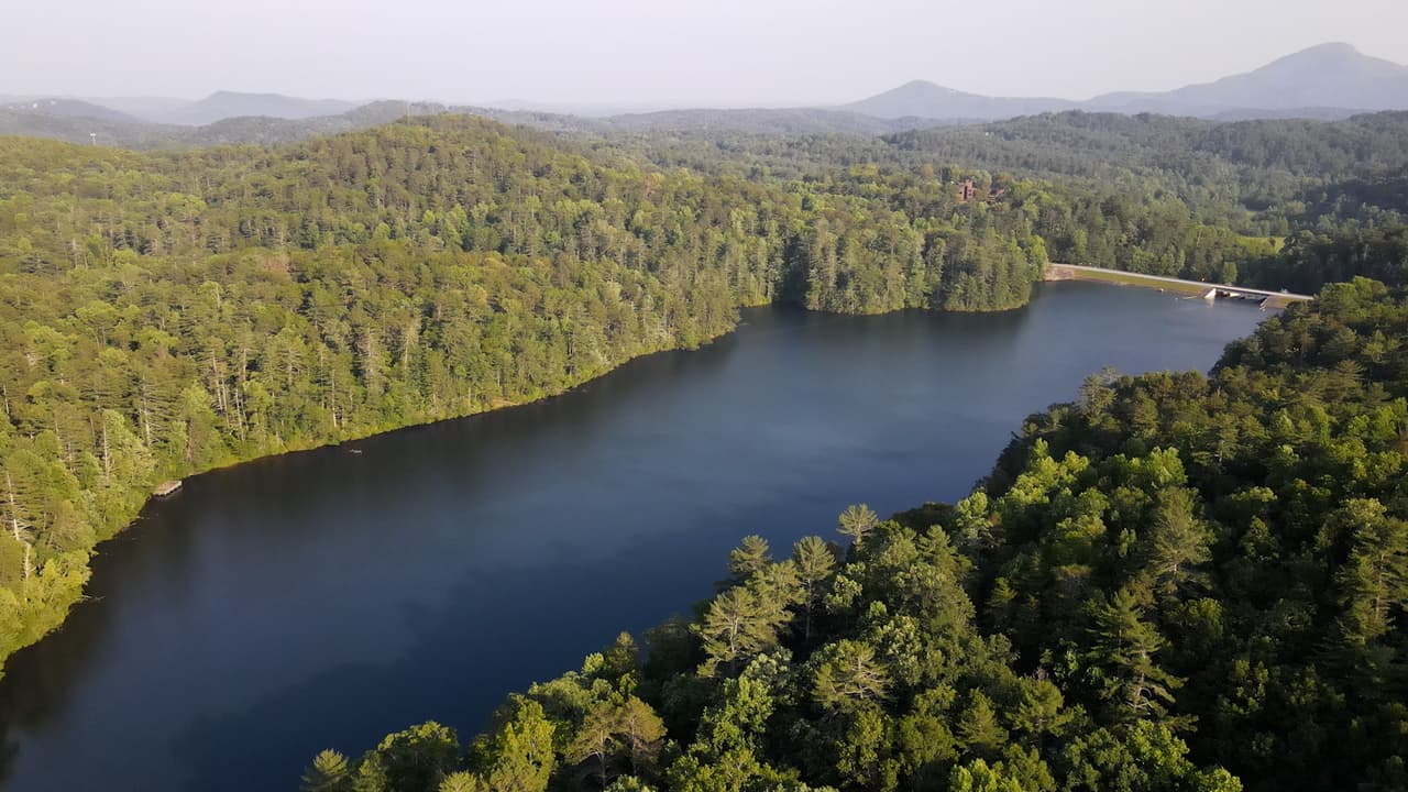 Unicoi State Park & Lodge se centra alrededor del lago Unicoi, dentro del Bosque Nacional Chattahoochee.