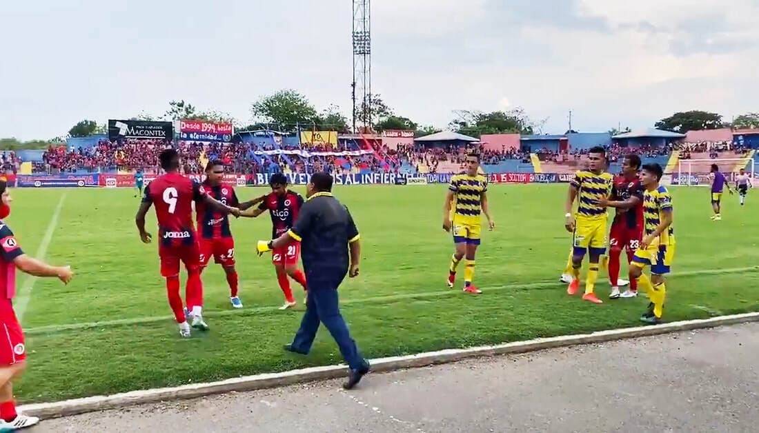 ‘Gullit’ Peña fue insultado y llamado “borracho” por el DT rival