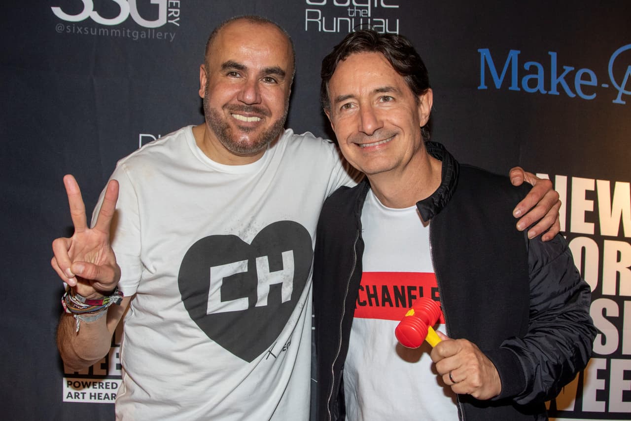 La huella que dejó en la vida del 
<b><a href="https://www.univision.com/noticias/edicion-digital/ricardo-seco-el-disenador-mexicano-que-promueve-el-patriotismo-en-prendas-de-vestir-video">diseñador mexicano Ricardo Seco</a></b> (izquierda) fue la que lo inspiró a crear la colección 'Astucia', que presentó el pasado domingo en el 
<b>New York Fashion Week</b>. El modisto contó con la bendición y compañía de 
<b><a href="https://www.univision.com/famosos/al-hijo-de-chespirito-le-gustaria-que-gael-garcia-interprete-a-su-papa-pero-no-lo-tendria-facil-fotos">Roberto Gómez Fernández, hijo de 'Chespirito'. </a></b>