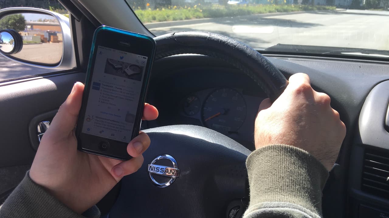 No más excusas, California prohíbe casi todos los usos del celular mientras se conduce