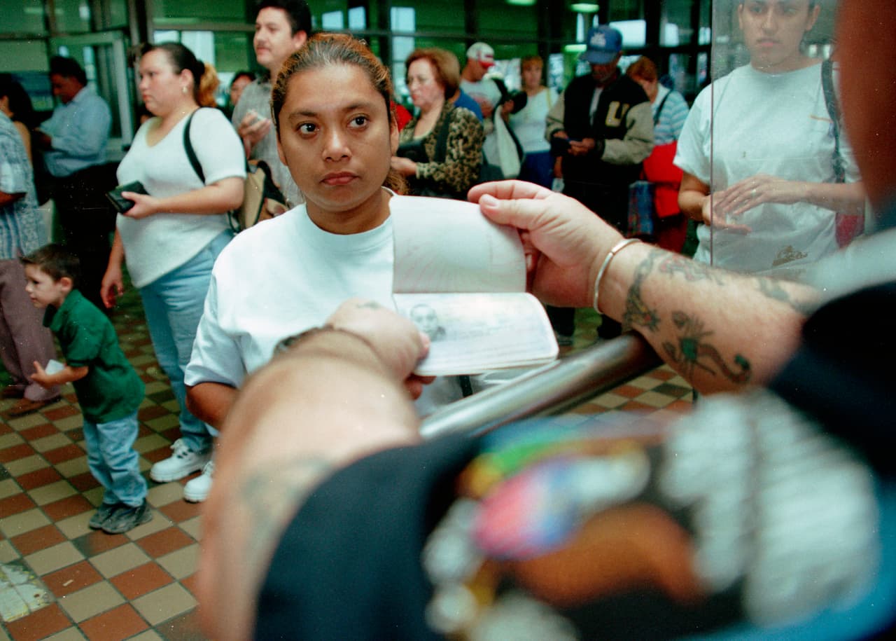 Un agente comprueba la identidad en un puerto de acceso a El Paso,Texas, el 19 de octubre de 2001