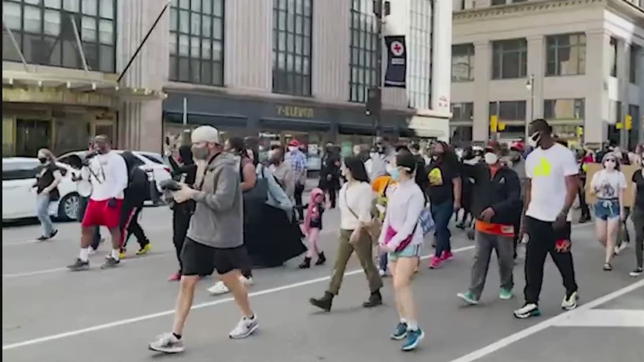 La escena se produjo a pocas horas de haber culminado una manifestación en el centro de la ciudad de Filadelfia, exigiendo el cese y desista de la violencia armada, así como la declaración de un estado de emergencia. 
<br>